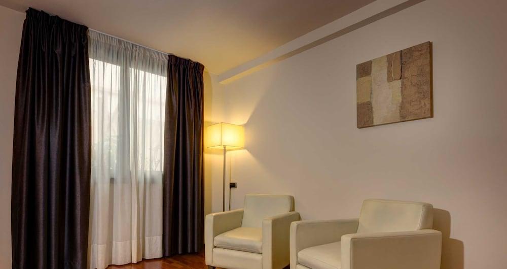 Acevi Villarroel Hotell 4*